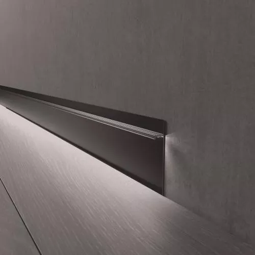  Скрытый плинтус под подсветку Черный муар RAL 9005 60мм