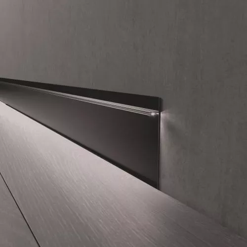  Скрытый плинтус под подсветку Черный муар/RAL 9005 80мм